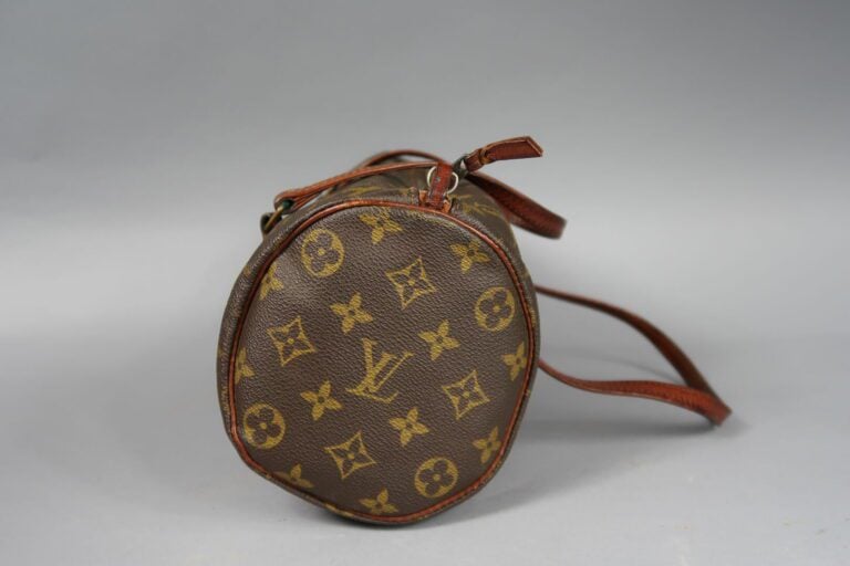 LOUIS VUITTON - Sac "Papillon" 30 cm en toile enduite monogram, double anse en…