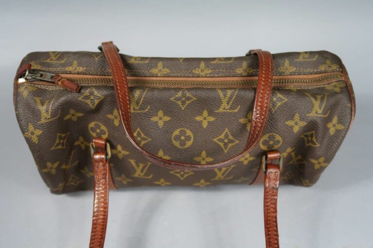 LOUIS VUITTON - Sac "Papillon" 30 cm en toile enduite monogram, double anse en…