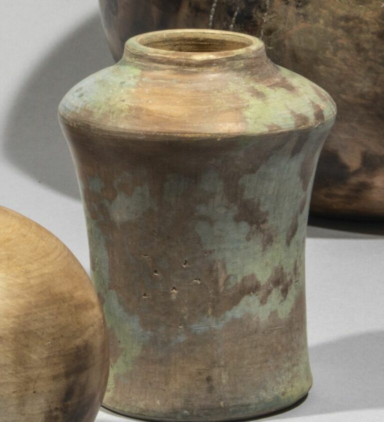 LOUL COMBRES né en 1937 - Petit vase en céramique émaillé à nuances vertes et r…