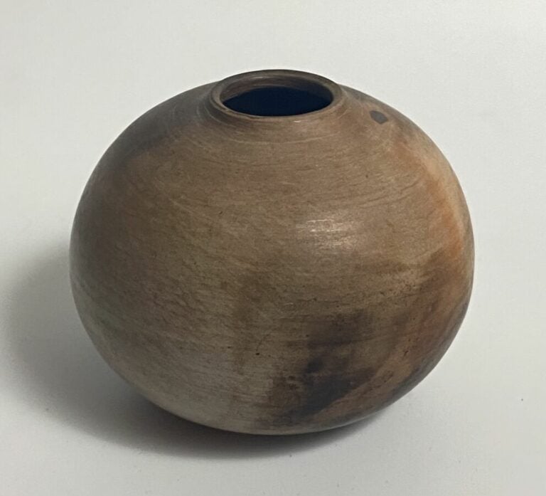 LOUL COMBRES né en 1937 - Petit vase sphérique en céramique enfumé - Signé « LO…