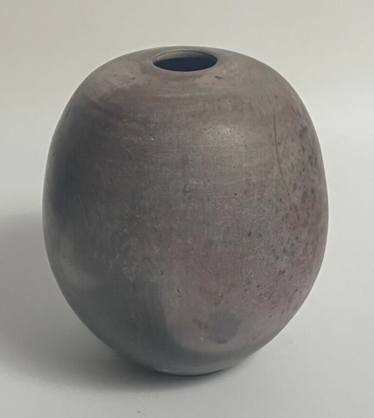 LOUL COMBRES né en 1937 - Vase en céramique émaillé à nuances violettes. - Sign…