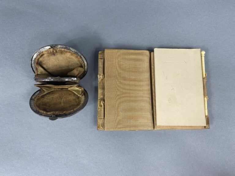 Lot comprenant un porte-monnaie et un carnet en écaille piqué or à décor de sem…