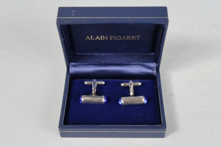 Lot comprenant : une paire de boutons de manchette en métal argenté Alain FIGAR…