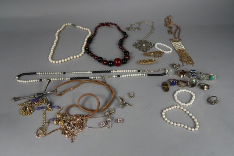 Lot de bijoux fantaisie divers en métal et composition dont colliers, bagues, b…