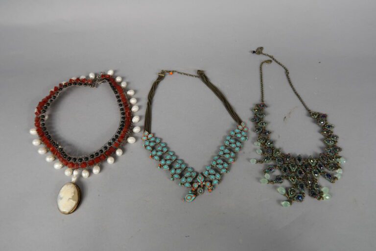 Lot de bijoux fantaisie divers en métal et composition dont colliers, bagues, b…