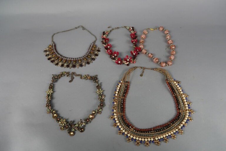 Lot de bijoux fantaisie divers en métal et composition dont colliers, bagues, b…