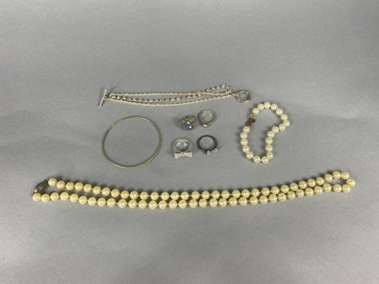 Lot de bijoux fantaisie en métal doré et argenté dont paire de boutons de manch…
