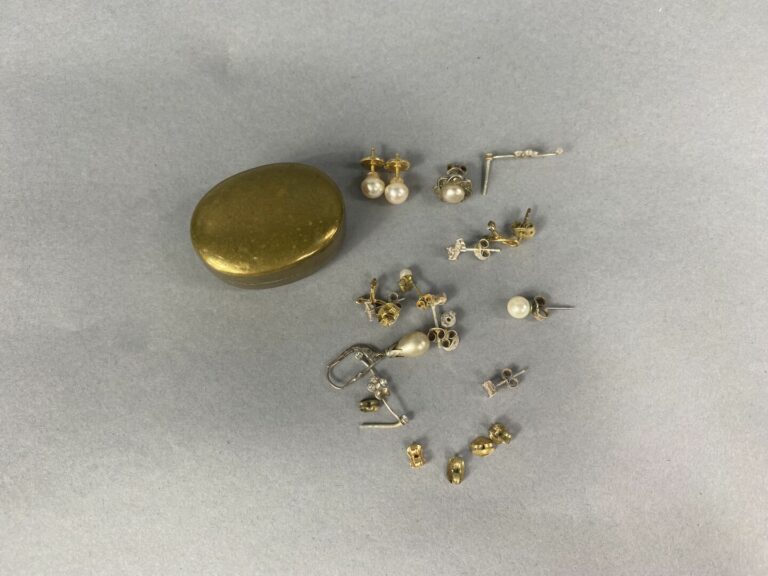 Lot de bijoux fantaisie en métal doré et argenté dont paire de boutons de manch…