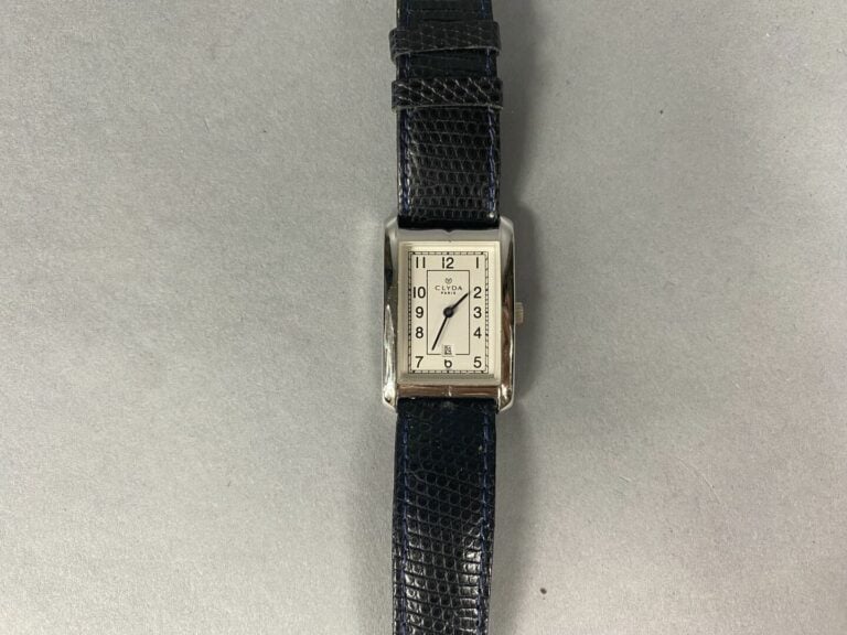Lot de cinq montres bracelets en acier ou métal doré dont LIP, Raymond WEIL, CL…