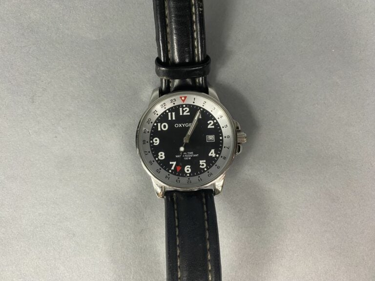 Lot de cinq montres bracelets en acier ou métal doré dont LIP, Raymond WEIL, CL…
