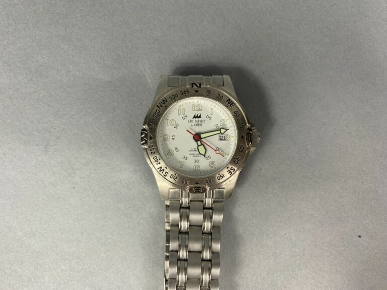 Lot de cinq montres bracelets en acier ou métal doré dont LIP, Raymond WEIL, CL…