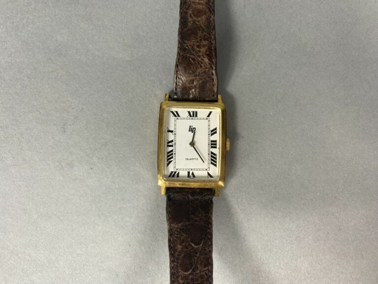 Lot de cinq montres bracelets en acier ou métal doré dont LIP, Raymond WEIL, CL…