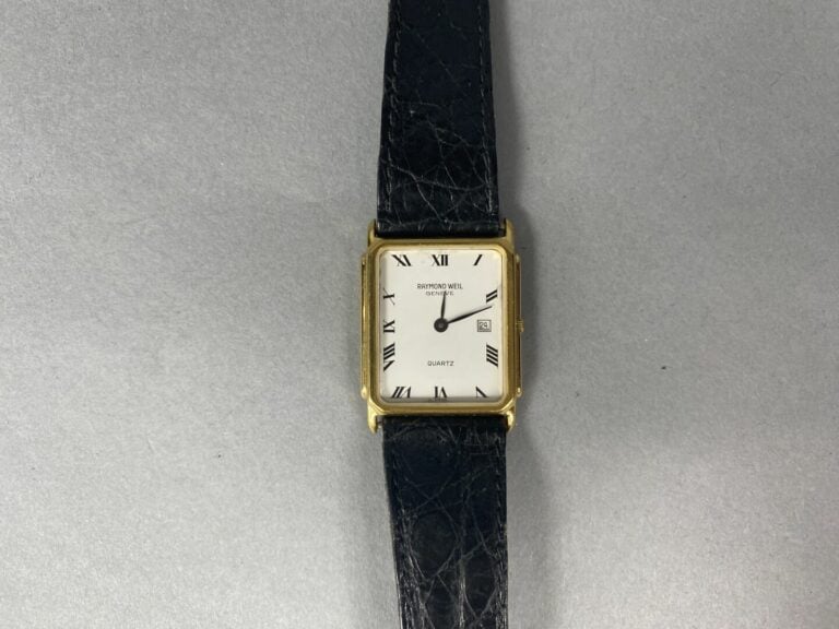 Lot de cinq montres bracelets en acier ou métal doré dont LIP, Raymond WEIL, CL…
