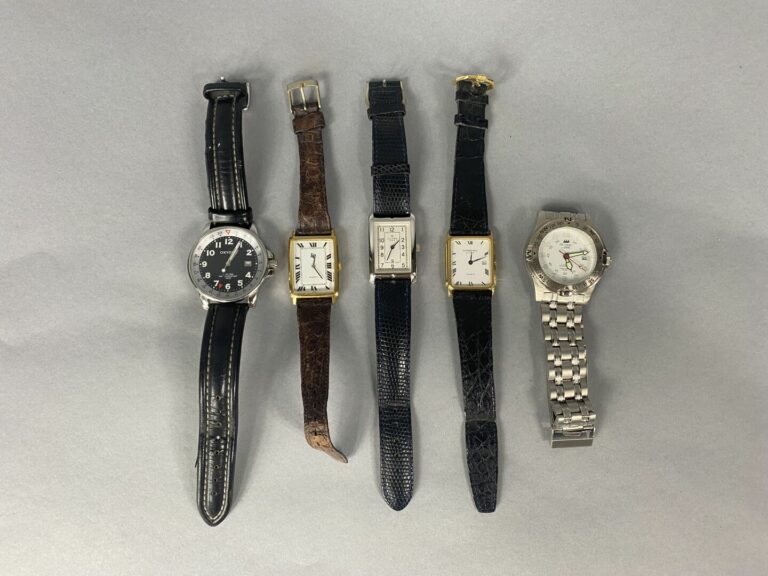 Lot de cinq montres bracelets en acier ou métal doré dont LIP, Raymond WEIL, CL…