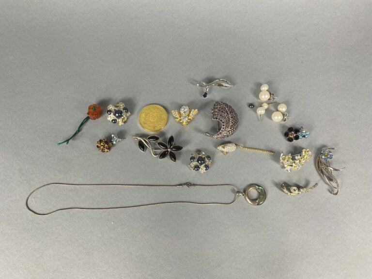 Lot de clips d'oreilles fantaisie et broches en métal et composition divers, bo…