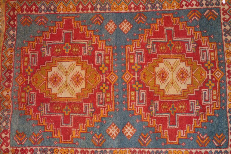 Lot de deux tapis en laine à décor géométrique stylisé - Travail marocain - Dim…