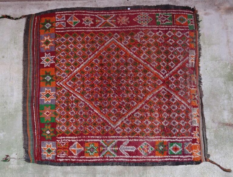 Lot de deux tapis en laine à décor géométrique stylisé - Travail marocain - Dim…