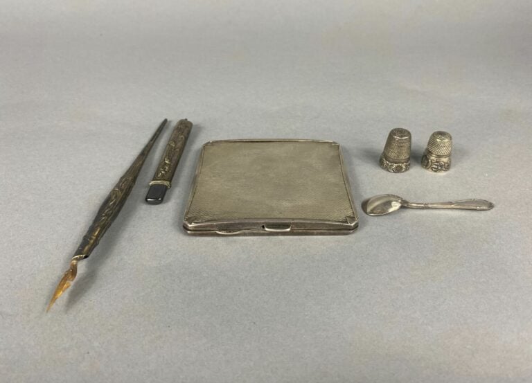 Lot de petits objets en argent (800) comprenant : - - étui à cigarettes à décor…