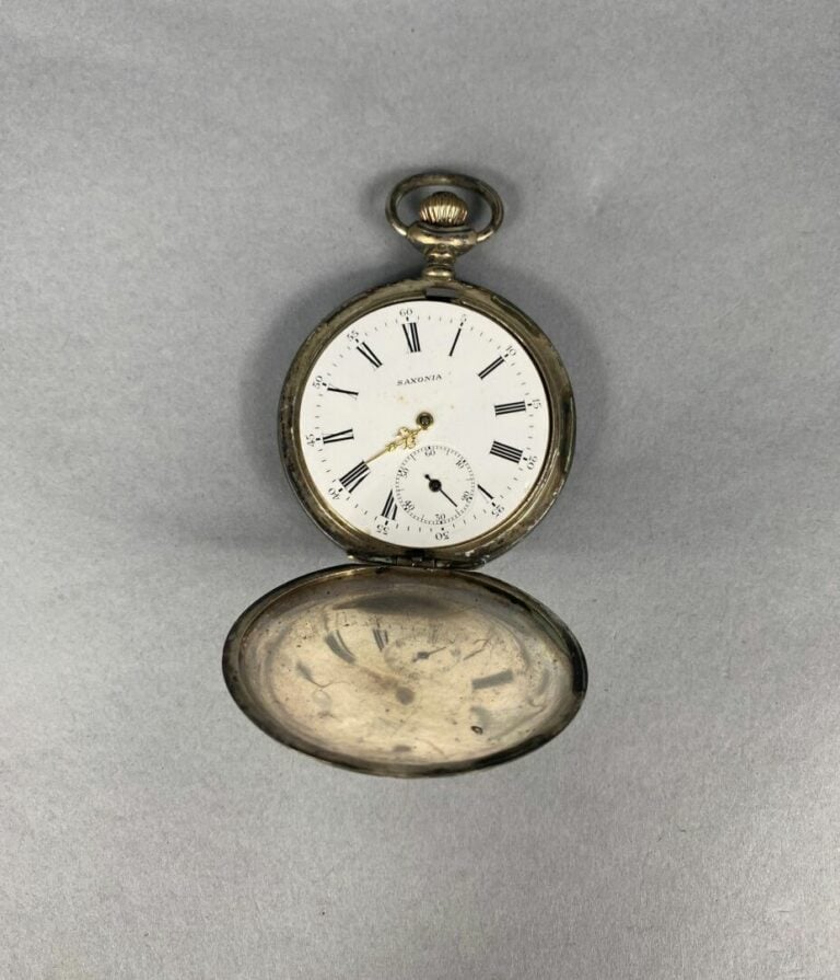 Lot de trois montres de gousset et une montre de col en argent (800), l'une à d…