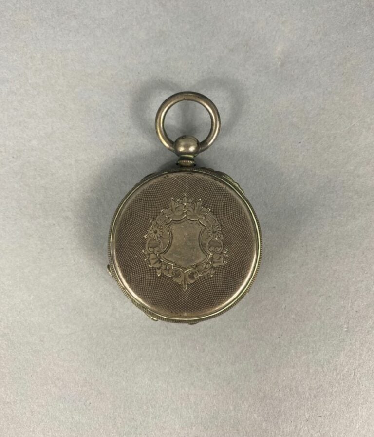 Lot de trois montres de gousset et une montre de col en argent (800), l'une à d…