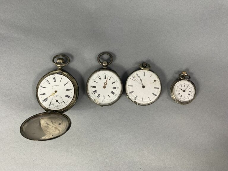 Lot de trois montres de gousset et une montre de col en argent (800), l'une à d…