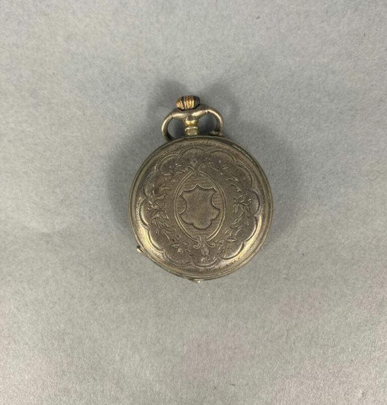 Lot de trois montres de gousset et une montre de col en argent (800), l'une à d…