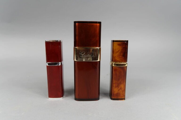 Lot de vaporisateurs de sac et étui dont HERMES - On joint une petite bourse en…