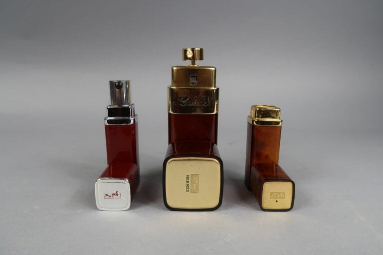 Lot de vaporisateurs de sac et étui dont HERMES - On joint une petite bourse en…
