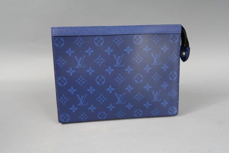 Louis VUITTON - Pochette en toile bleue monogram, fermeture zippée - Long : 27…