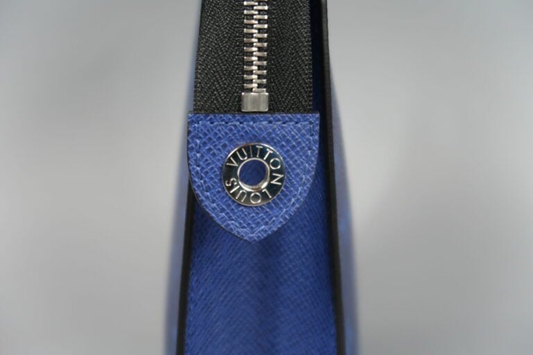 Louis VUITTON - Pochette en toile bleue monogram, fermeture zippée - Long : 27…