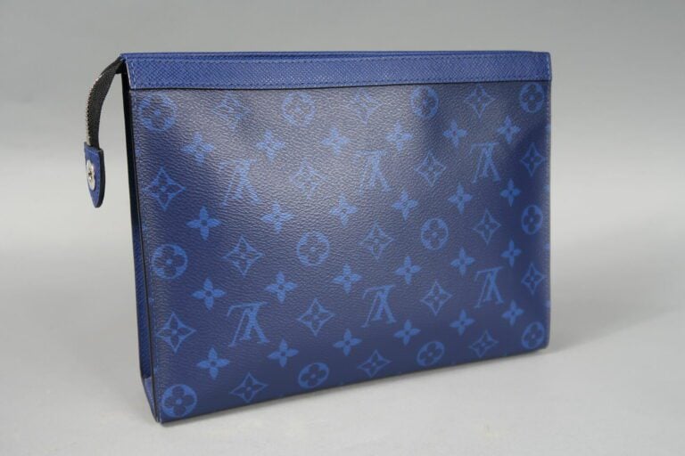 Louis VUITTON - Pochette en toile bleue monogram, fermeture zippée - Long : 27…
