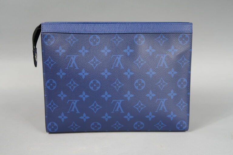 Louis VUITTON - Pochette en toile bleue monogram, fermeture zippée - Long : 27…