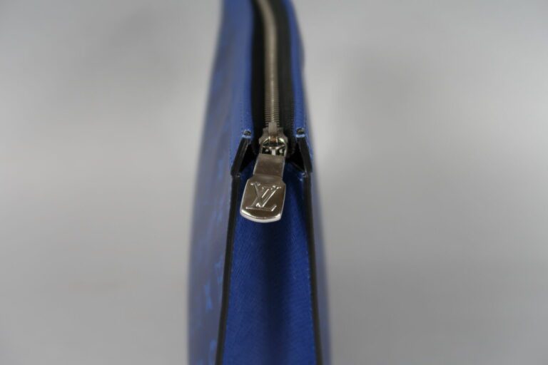 Louis VUITTON - Pochette en toile bleue monogram, fermeture zippée - Long : 27…
