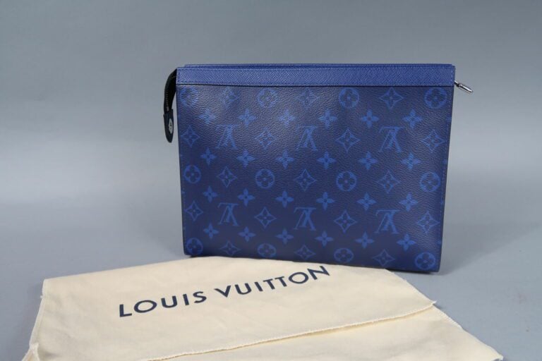 Louis VUITTON - Pochette en toile bleue monogram, fermeture zippée - Long : 27…
