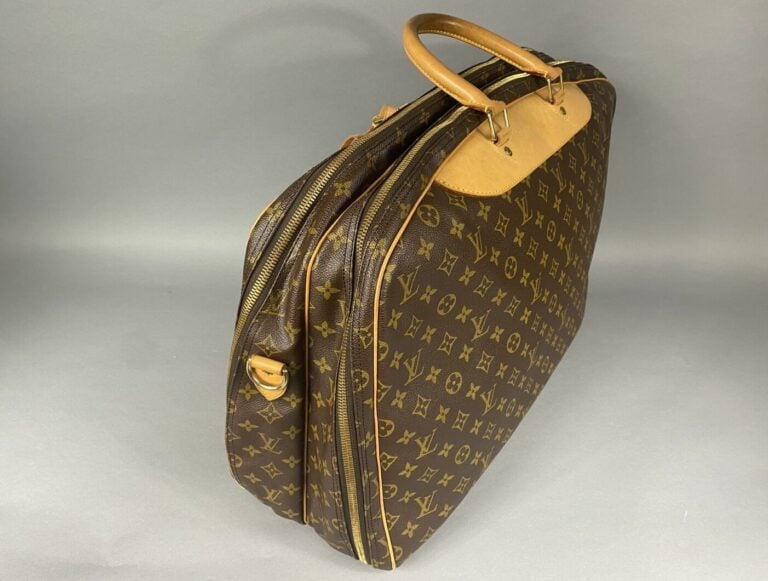 Louis VUITTON - Sac de voyage "Alizé" 55 cm en toile enduite monogram, deux com…