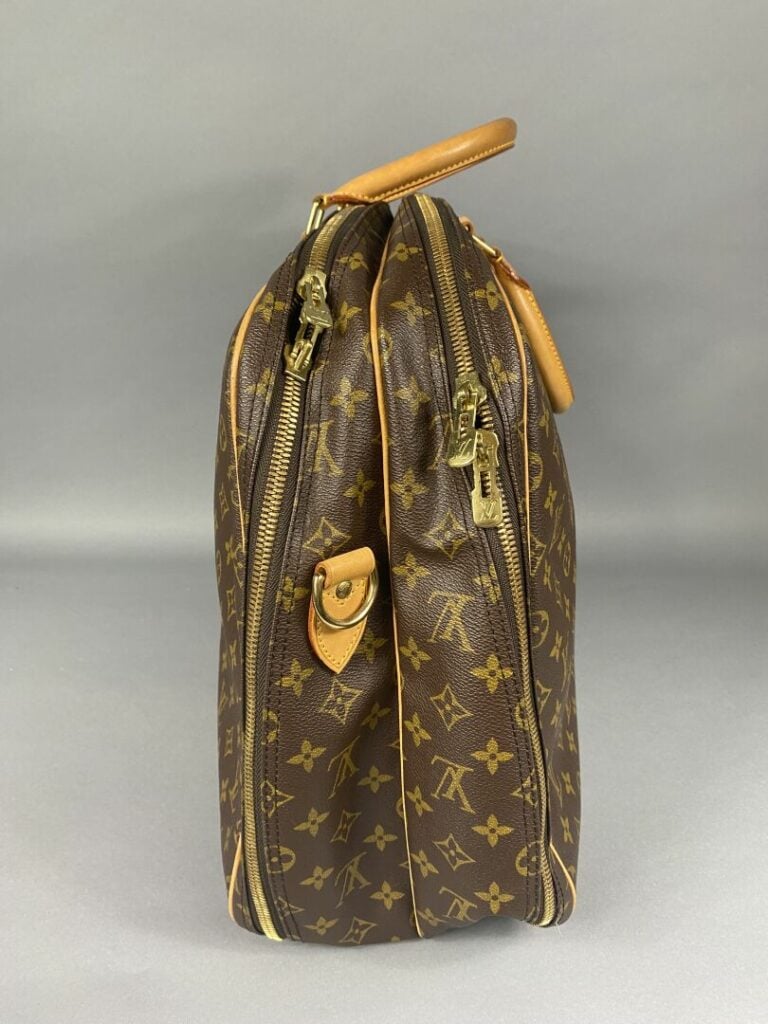 Louis VUITTON - Sac de voyage "Alizé" 55 cm en toile enduite monogram, deux com…