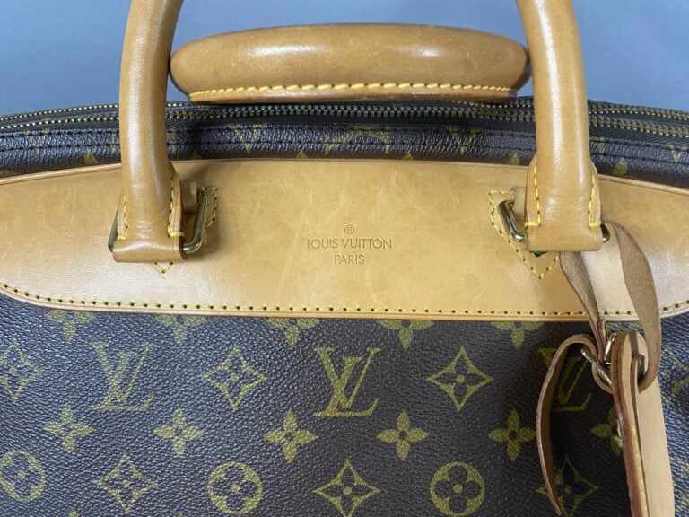 Louis VUITTON - Sac de voyage "Alizé" 55 cm en toile enduite monogram, deux com…