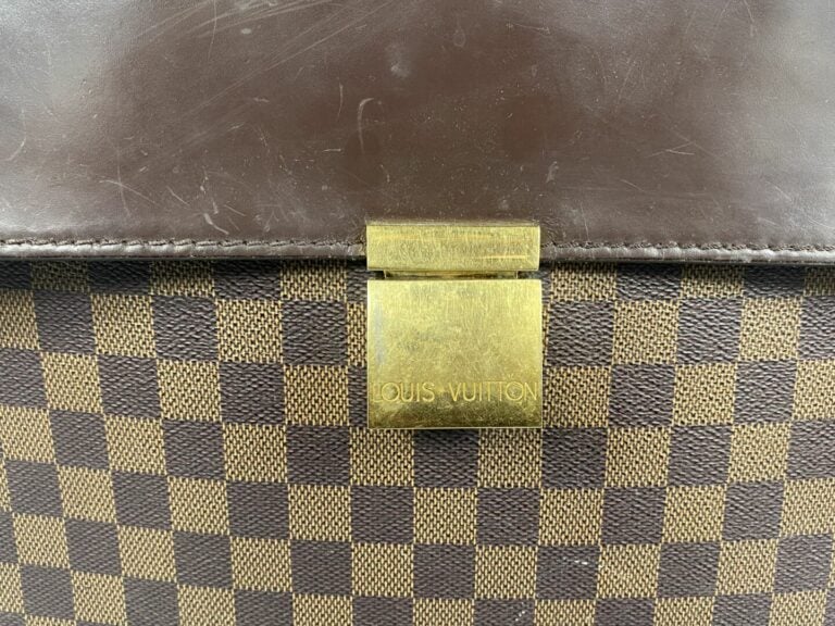 Louis VUITTON - Serviette modèle Altona en toile damier et rabat cuir marron -…