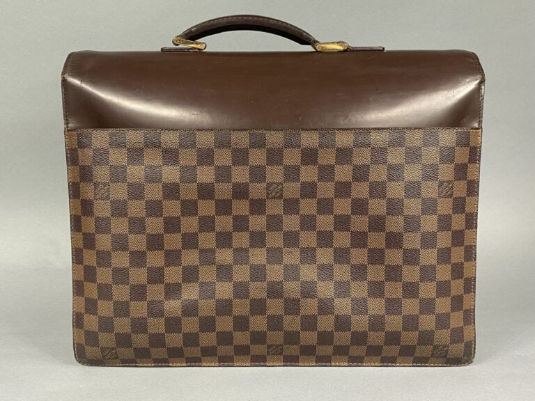 Louis VUITTON - Serviette modèle Altona en toile damier et rabat cuir marron -…