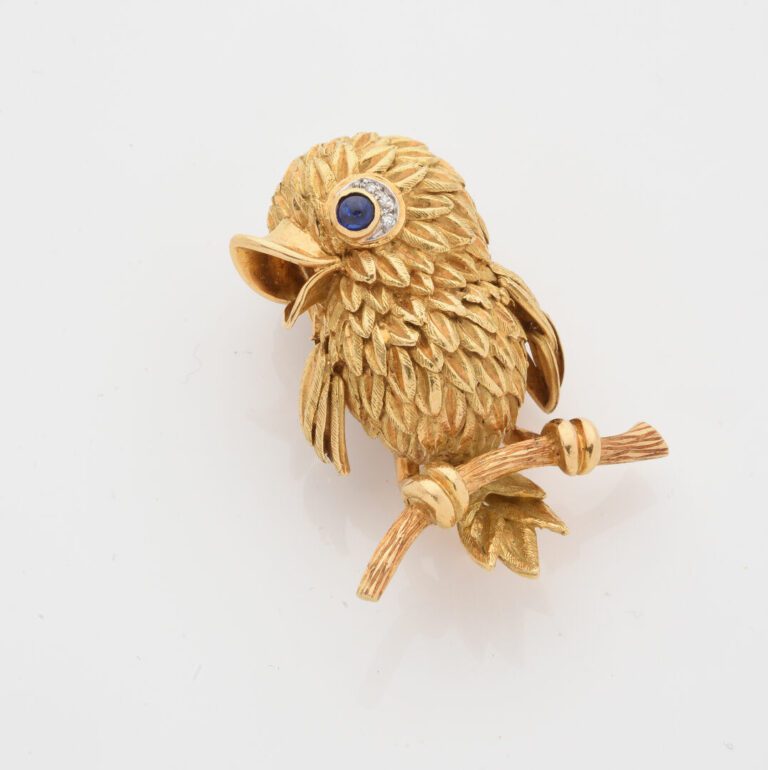 MAUBOUSSIN Paris - Broche clip figurant un oiseau branché en or jaune (750), le…