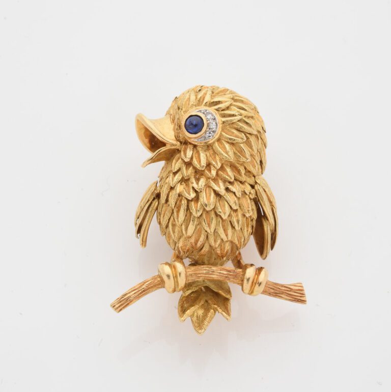 MAUBOUSSIN Paris - Broche clip figurant un oiseau branché en or jaune (750), le…
