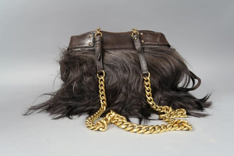 MIU MIU - Sac à main en cuir marron et poils longs, avec bandoulière chaîne en…