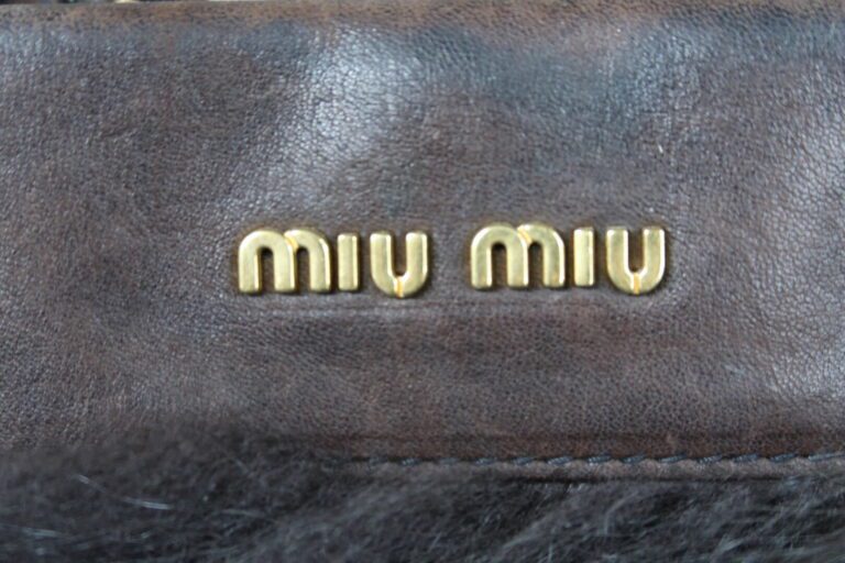 MIU MIU - Sac à main en cuir marron et poils longs, avec bandoulière chaîne en…