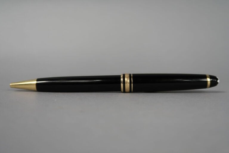 MONTBLANC, Meisterstuck - Stylo bille en résine noire et métal doré