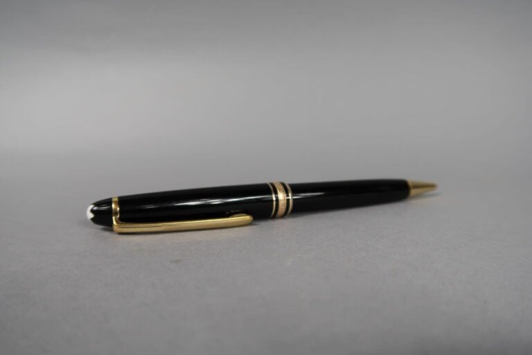 MONTBLANC, Meisterstuck - Stylo bille en résine noire et métal doré