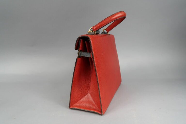 MORABITO Paris - Sac à main en cuir grainé rouge, fermoir pivotant en métal dor…