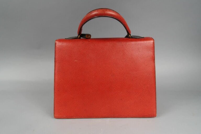 MORABITO Paris - Sac à main en cuir grainé rouge, fermoir pivotant en métal dor…