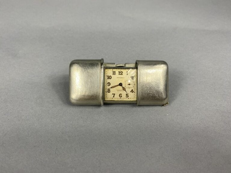 MOVADO, Ermeto - Montre réveil de voyage en métal argenté, à étui coulissant -…