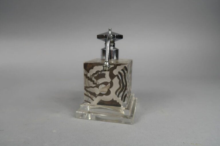 Marcel FRANCK pour BACCARAT - Vaporisateur de forme carrée en cristal à décor g…