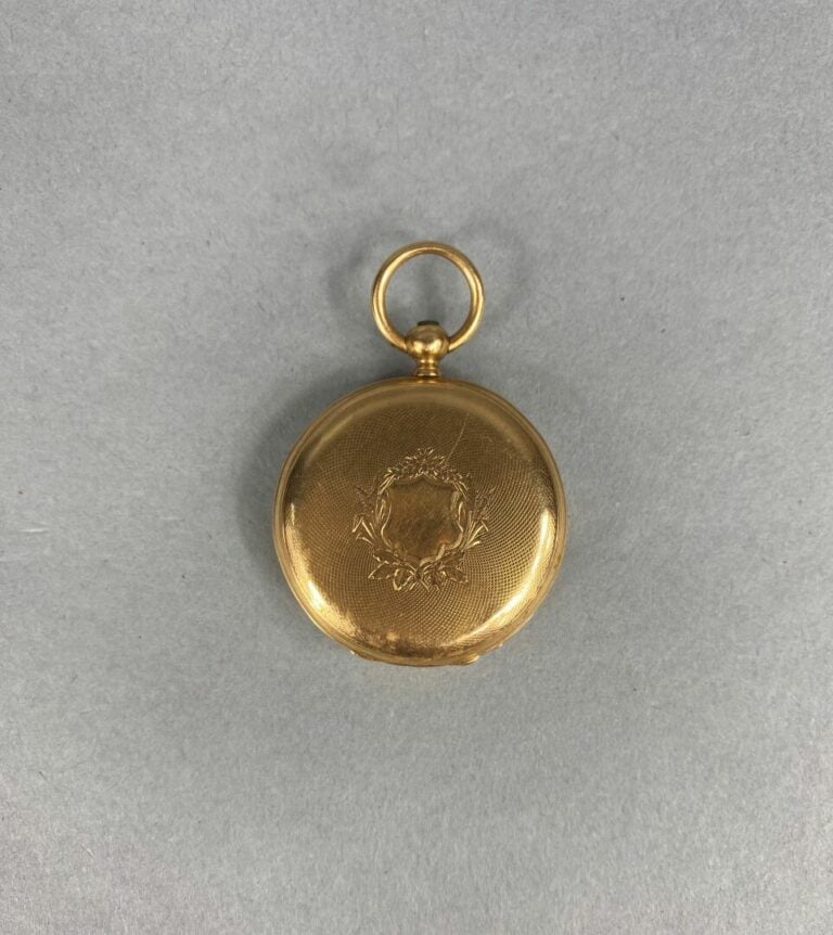 Montre de col en or jaune (750), boîtier à décor de cartouche non chiffré sur f…